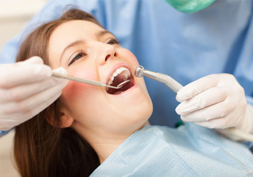 Zahnarzt kontrolliert die Zähne